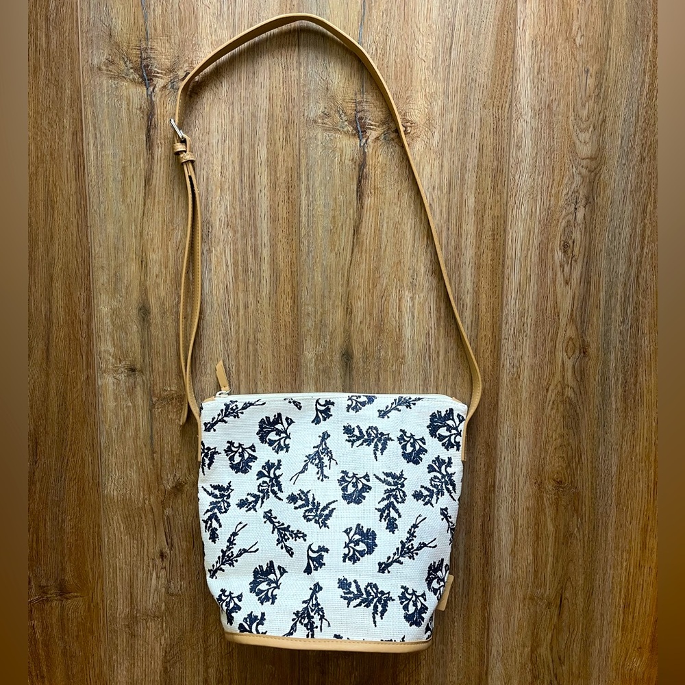 NWOT White/ Blue Floral Vera Bradley Crossbody Bag